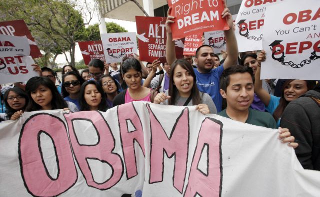 Estudiantes celebran la decisión de Obama de parar las deportaciones de jóvenes inmigrantes indocumentados.