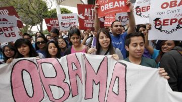 Estudiantes celebran la decisión de Obama de parar las deportaciones de jóvenes inmigrantes indocumentados.