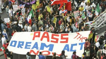 El Dream Act es un proyecto de ley que legalizaría a los estudiantes indocumentados que cumplan una serie de requisitos.