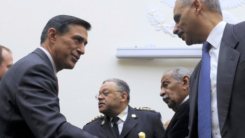 Darryl Issa, (i), y  Eric Holder se dan un apretón de manos en el Capitolio Federal.