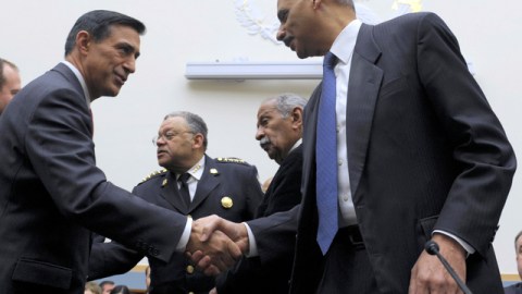 Darryl Issa, (i), y Eric Holder se dan un apretón de manos en el Capitolio Federal.