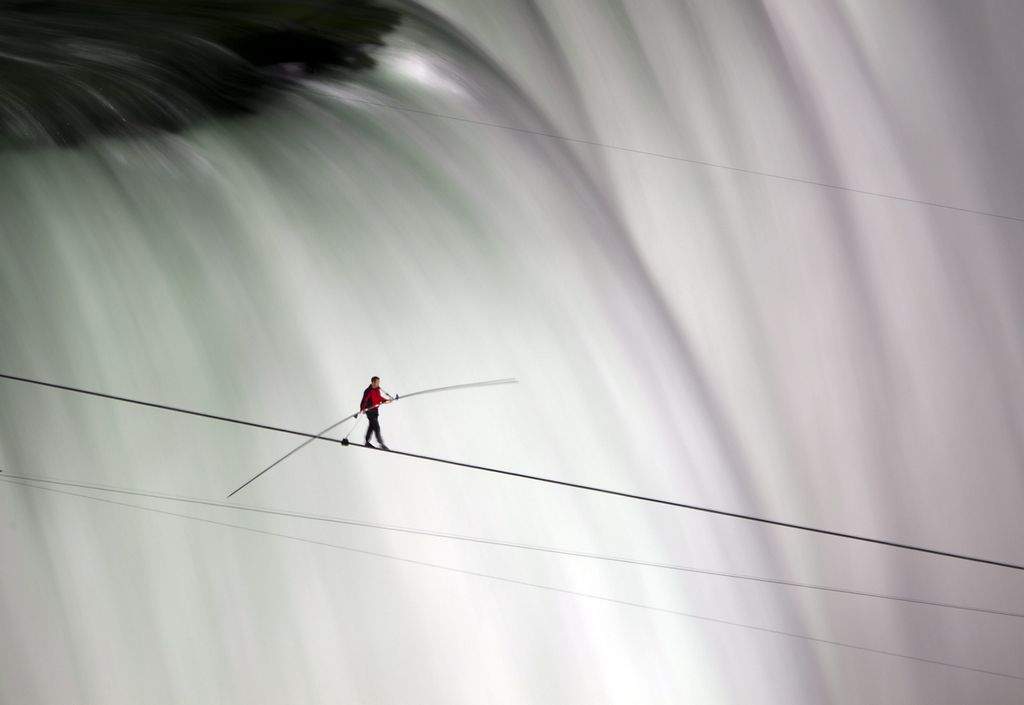Nik Wallenda camina sobre las Cataratas del Niágara sobre una cuerda floja a 60 metros de altura.