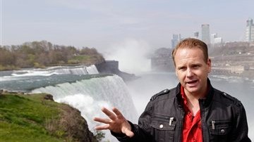 Nik Wallenda, el "Rey de la cuerda floja", ha tenido que acceder a las peticiones de la cadena de televisión ABC de llevar un arnés.