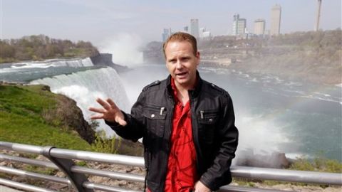 Nik Wallenda, el "Rey de la cuerda floja", ha tenido que acceder a las peticiones de la cadena de televisión ABC de llevar un arnés.