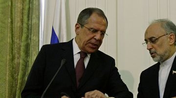 Lavrov y Salehi, ministros del Exterior de Rusia e Irán en conferencia de prensa en Teherán.