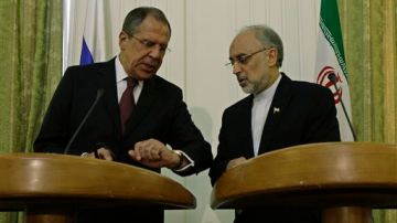 Lavrov y Salehi, ministros del Exterior de Rusia e Irán en conferencia de prensa en Teherán.