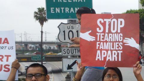 La celebración, que en un principio iba a  ser una protesta  en contra del alto número de deportaciones bajo la administración de Obama, continúa en Los Ángeles.