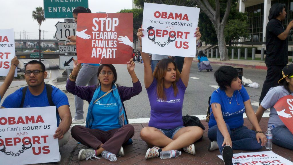 La celebración, que en un principio iba a  ser una protesta  en contra del alto número de deportaciones bajo la administración de Obama, continúa en Los Ángeles.