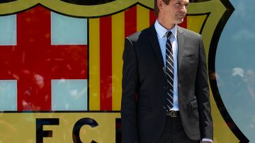 Tito Vilanova posa para los fotógrafos luego de firmar en el club un contrato para dirigir dos años al Barcelona.