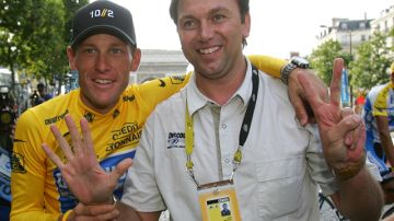 Lance Armstrong (izq.), y  su exdirector de equipo, Johan Bruyneel, cuando festejaban en los Campos Elíseos de Francia en 2005.
