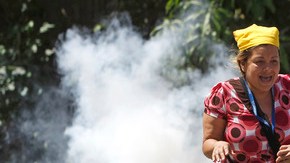 Familiares de reos de El Rodeo I huyen de gases lacrimógenos lanzados por Guardia Nacional venezolana, un año atrás.