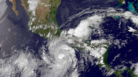 Huracán Carlotta se intensificó y pasó a categoría dos.