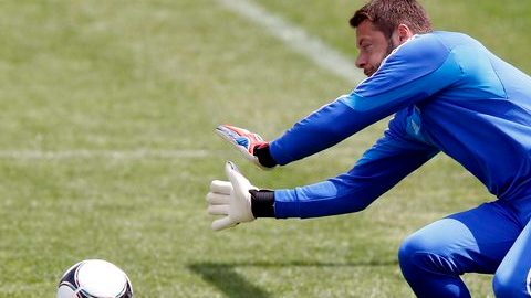 El portero de la selección polaca, Alendros Tzorvas, cerró su preparación para enfrentar hoy a los artilleros de República Checa.