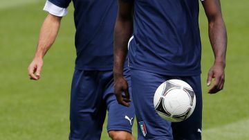 Mario Balotelli, de Italia, es una vez más centro de ataques.