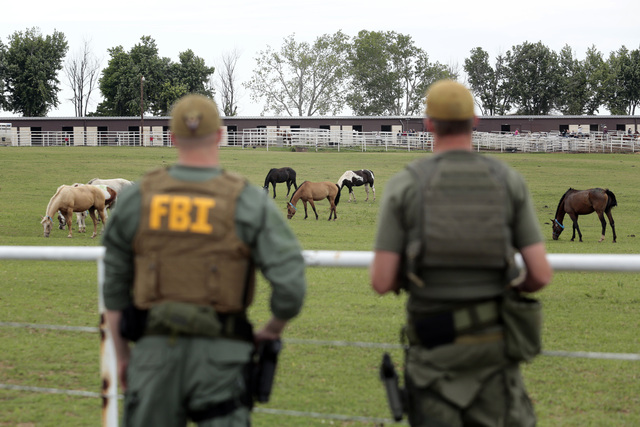 Agentes del FBI observan un rancho situado en Lexington, Oklahoma, donde se criaban caballos de carrera.