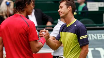 Rafael Nadal (izq.) felicita al alemán Philipp Kohlschreiber luego de caer en los cuartos de final del torneo de Halle.