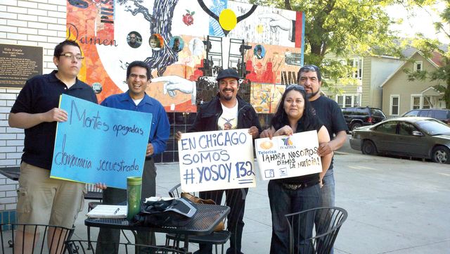 Integrantes del movimiento #YoSoy132-Chicago, a las afueras de la cafetería Lupito's en Pilsen, Chicago.