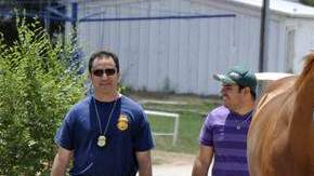 Agentes del FBI entraron a varias propiedades supuestamente propiedad del cártel de los Zetas en los que encontraron caballos finos.