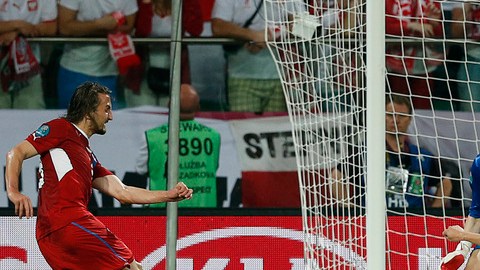 El futbolista checo Petr Jiracek (i) anota el gol que le dio a su país el pase a cuartos de final, y eliminó a Polonia ayer de la Eurocopa.