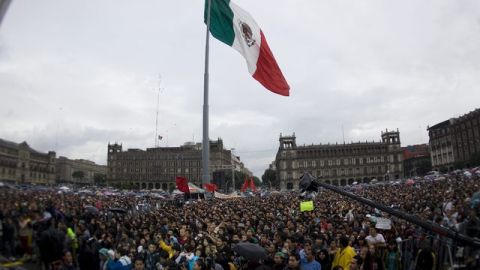 Miles de personas asisten hoy a un concierto organizado por el movimiento juvenil mexicano #Yosoy132 realizado en el Zócalo del DF.