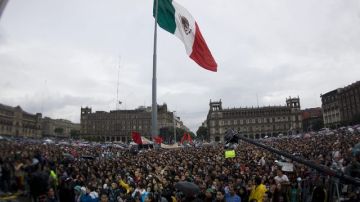 Miles de personas asisten hoy a un concierto organizado por el movimiento juvenil mexicano #Yosoy132 realizado en el Zócalo del DF.
