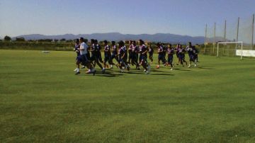 Jugadores de Chivas  trotan durante su primer día de entrenamiento     en el Estadio Municipal de Peralada, España.