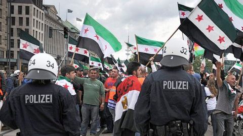 Opositores al régimen sirio protestaban  ayer contra el presidente sirio Bachar Al Assad en Hamburgo, Alemania.