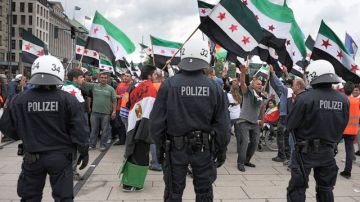 Opositores al régimen sirio protestaban  ayer contra el presidente sirio Bachar Al Assad en Hamburgo, Alemania.