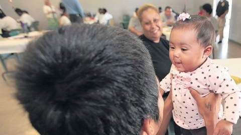 Érica Iglesia llevó a su nieta Isabella, de nueves meses, para que su padre de apenas 16 años, pudiera compartir con ella.