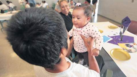 Érica Iglesia llevó a su nieta Isabella, de nueves meses, para que su padre de apenas 16 años, pudiera compartir con ella.