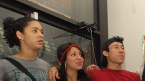 Un grupo de jóvenes de la organización Make The Road Nueva York en Queens celebra el anuncio del Presidente Barack Obama de permitirles estar legalmente en el país.