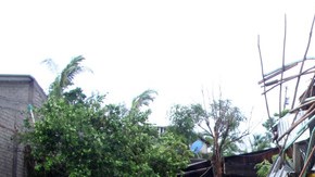 Una tienda yace en ruinas después de sufrir los embates del huracán Carlotta, en Puerto Escondido, México, ayer.