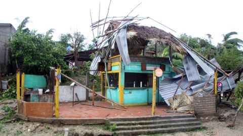 Una tienda yace en ruinas después de sufrir los embates del huracán Carlotta, en Puerto Escondido, México, ayer.