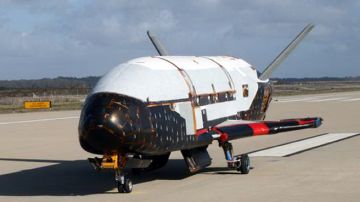 El X-37B, de cinco toneladas de peso, casi 9 metros de largo y 4,5 de ancho, aterrizó ayer en la base aérea californiana de Vandenberg, según reveló un vídeo de las Fuerzas Aéreas.