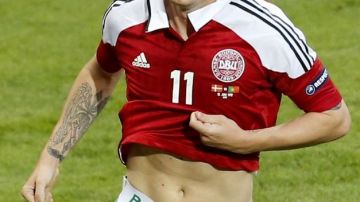 Nicklas Bendtner se levantó la camiseta y se bajó un poco los pantalones para dejar ver una marca tras marcar su segundo gol ante Portugal.