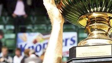 El alemán Tommy Haas levanta su trofeo Gerry Weber tras derrotar al suizo Federer por 7-6 (5), 6-4 en la final del torneo de Halle.