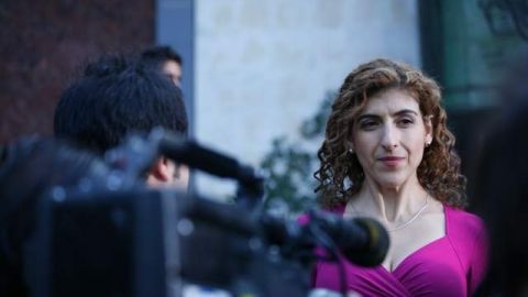 La actriz Karina Giri es la diputada Julieta Toscano, quien  presenta una  ley para legalizar las drogas en ese país.