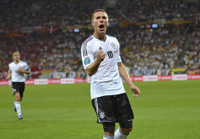 Lukas Podolski celebra después de anotar el primer gol alemán en el duelo contra Dinamarca.