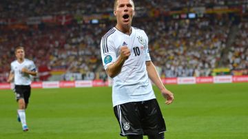 Lukas Podolski celebra después de anotar el primer gol alemán en el duelo contra Dinamarca.