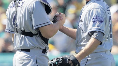 Nick Hundley (izq.) felicita a  Huston Street, de Padres.