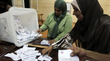 Miembros del cuerpo electoral egipcio cuentan votos ayer en El Cairo, durante la última jornada de los comicios presidenciales.