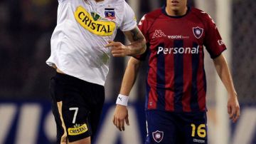 Esteban Paredes, gol y expulsión en el clásico chileno.