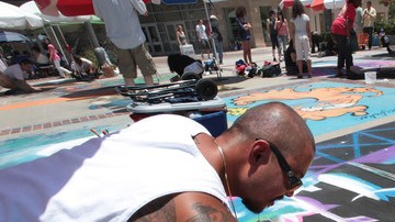 Los interesados en pintar, pueden hacerlo en el Festival de la Tiza.