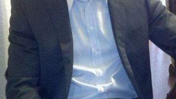 El joven de 35 años en su hogar en Chico.