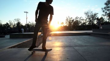 Un joven sobre una patineta disfruta ayer la caída del sol sobre el Parque Magnolia de North Hollywood.