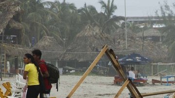 Múltiples daños en carreteras y viviendas se registaron en Oaxaca debido al paso del huracán, ya degradado.