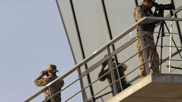 Soldados vigilan en el aeropuerto Los Cabos en Baja California Ssur.