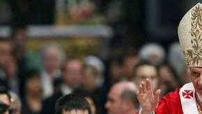 El papa Benedicto XVI saluda a los feligreses durante la misa de Pentecostés en la Basílica de San Pedro del Vaticano ayer. La filtración de los documentos secretos ha sido llamada 'Vatileaks'.