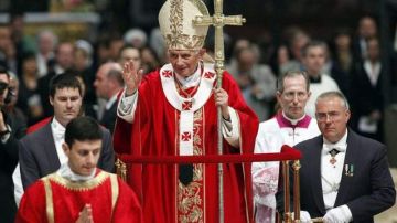 El papa Benedicto XVI saluda a los feligreses durante la misa de Pentecostés en la Basílica de San Pedro del Vaticano ayer. La filtración de los documentos secretos ha sido llamada 'Vatileaks'.