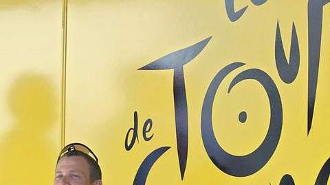 Lance Armstrong fue  operado en 1996 para removerle un cáncer testicular que se había extendido a su cerebro y  pulmones.
